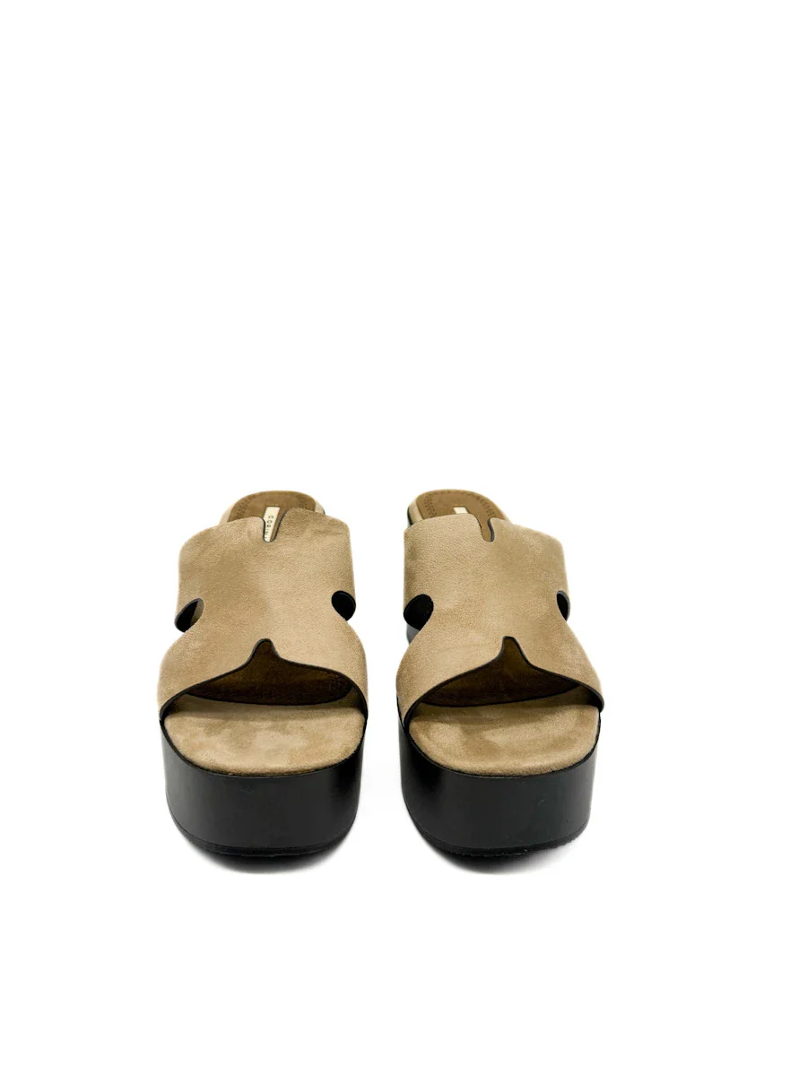 Sandalias de Cuña Corina con Pala Calada en "H" y Plataforma Negra - Imagen 4